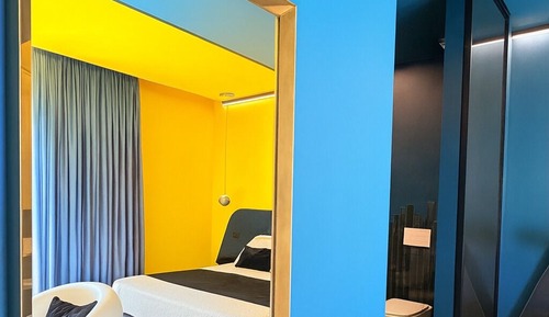 Comfort Room, Courtyard View