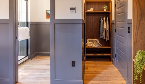 Hood River King with City View