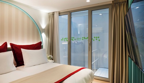 Queen Room with Atrium View