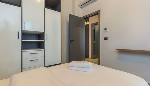 Amine 204, 2-BR in Mar Mikhael