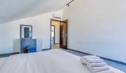 501 (B) - Mountain view 2 Bedroom & Balcony