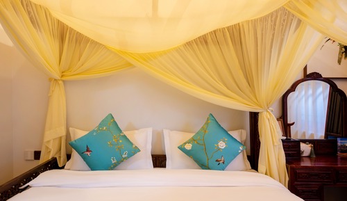 Deluxe Room, 1 King Bed, Courtyard View