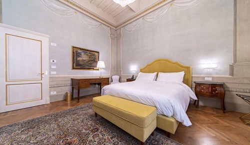 Comfort Room, 1 Queen Bed, City View