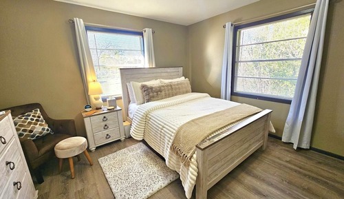 2 Bedrooms Apartment#1, 1QueenBed&2Full SizeBeds, Dining & Livingroom w/ Full Size SofaBed, Lakeside