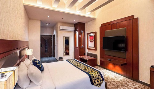 Deluxe Room, 1 King Bed, Non Smoking (Shower Only)