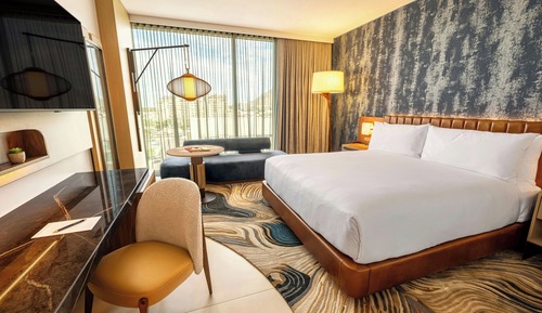 Suite, 1 King Bed, Balcony, City View (Corner)