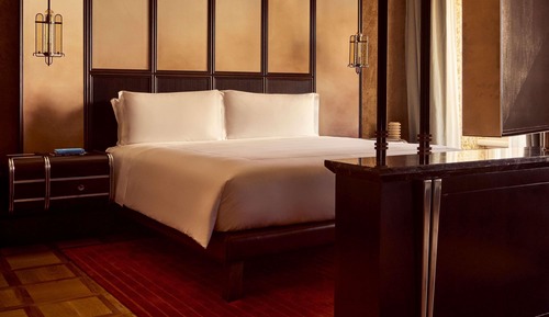 Junior Suite with Minerva Square View, 1 King bed