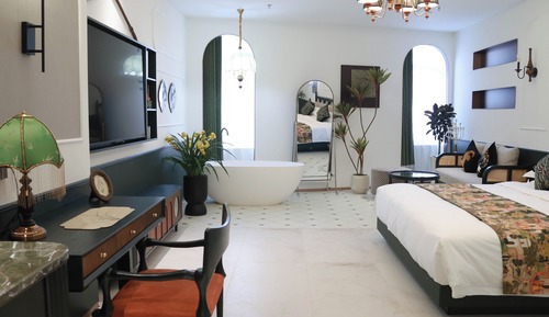 Executive Suite, 1 King Bed with Sofa bed, Balcony, City View