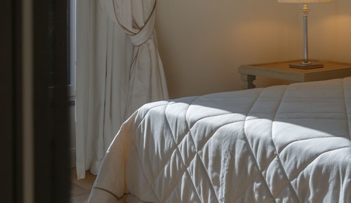 Superior, 1 letto king, finestra con vista collina