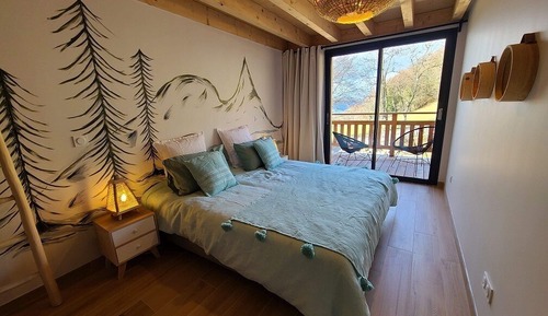 Superior Chalet, Lake View