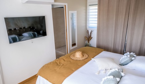 Exclusive Duplex, 1 King Bed, Hot Tub, Pool View