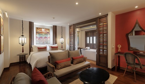 Honeymoon Studio, Bathtub