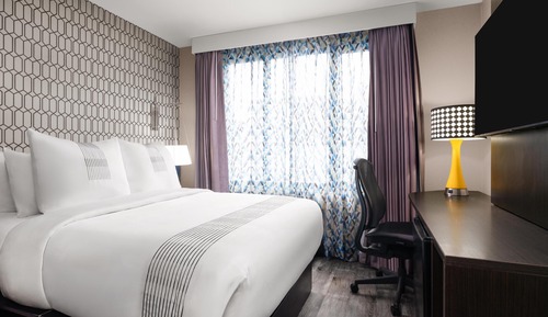 Standard Room, 1 Queen Bed, Non Smoking (Shower Only, with sofa chair)