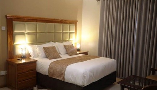 Luxury Apartment, 1 King Bed, Kitchenette, Garden View