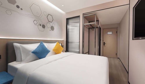 Room, 1 King Bed, Smoking (Selected)