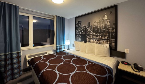Room, 1 King Bed, Mobility Accessible, Non Smoking (Roll-in Shower)