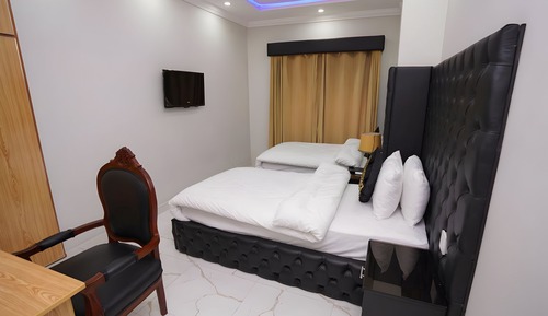 Deluxe Suite, City View