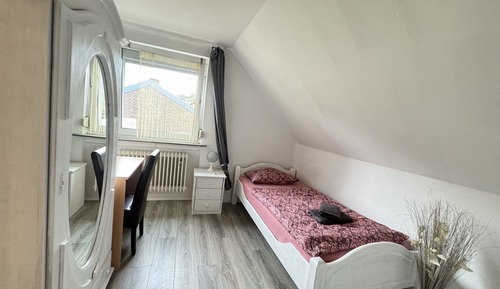 Single Room, Shared Bathroom (1)