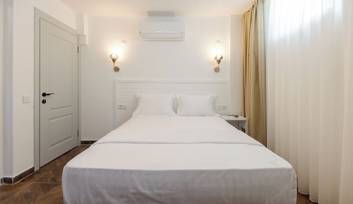 Economy Room, Below Ground Level