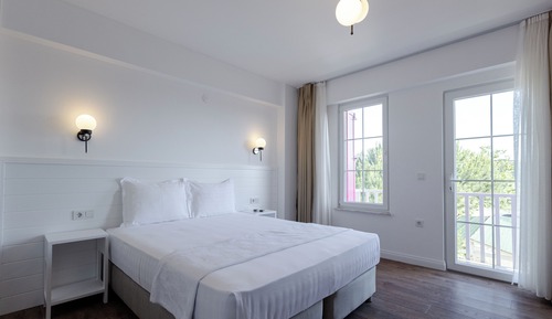 Comfort Room, Balcony