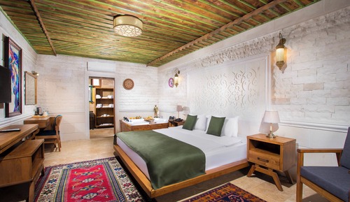 Elite Room, 1 King Bed, Valley View