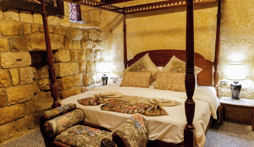 Premium Studio Suite, 1 King Bed, Fireplace, Garden View