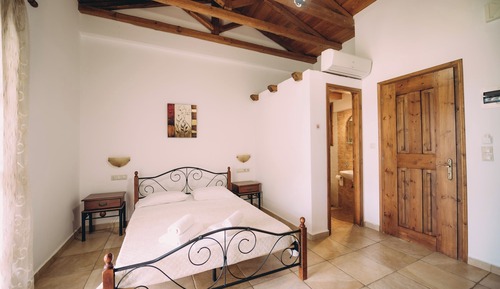 Family Studio (Trikalioti's Lush Estate Apt)