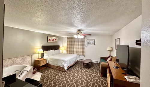 Standard Suite, 1 King Bed, Non Smoking, Hot Tub