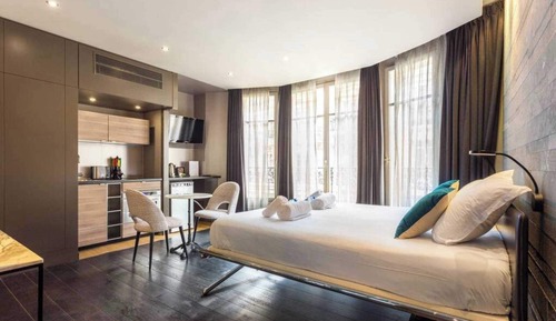 Studio, 1 Queen Bed (12)