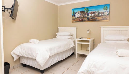 Economy Twin Room, 2 Twin Beds, Non Smoking, Mountain View