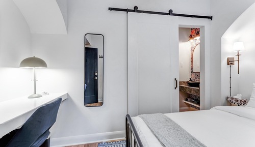 Junior Room, 1 Queen Bed, Non Smoking, Private Bathroom