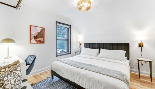 Junior Room, 1 King Bed, Non Smoking, Private Bathroom