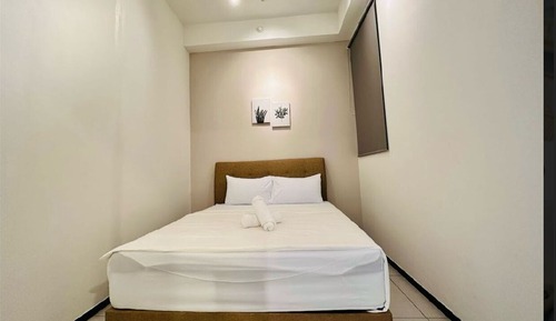 Room, Shared Bathroom