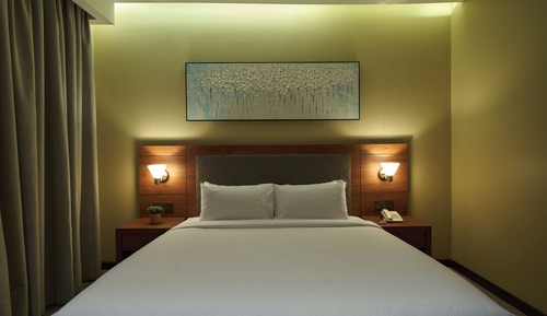 Deluxe Suite, 1 King Bed, Private Bathroom