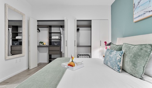 City Apartment, 2 bedrooms, bay views, oceanfront 1717