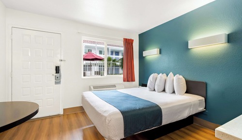 Standard Room, 1 Queen Bed, Non Smoking, Refrigerator & Microwave