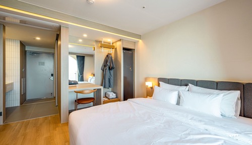 Deluxe Ocean (Ocean view terrace + breakfast + styler + 65-inch smart TV + 1 PC)