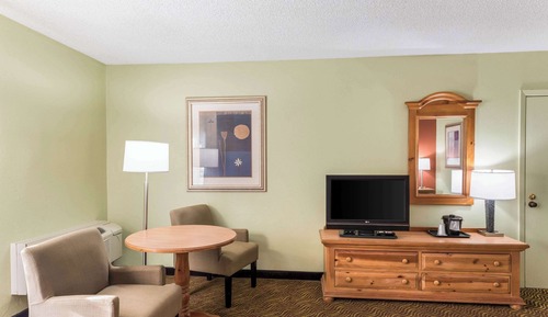 Deluxe King, 1 King Bed, Patio, Oversized Room, Leaseure Chair, Non-Smoking