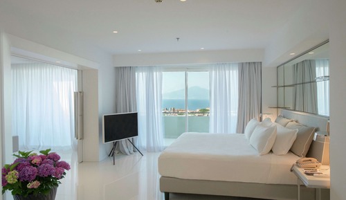 Suite, 1 King Bed (Surya)