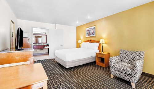Standard Room, 1 Queen Bed, Accessible, Refrigerator & Microwave