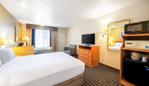 Suite, 1 Queen Bed, Non Smoking, Jetted Tub