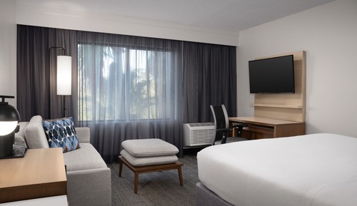 Room, 1 King Bed (Mobility/Hearing Access, Roll-In Shwr)