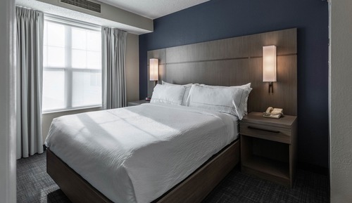 Suite, 1 Bedroom (Mobility/Hearing Access, Roll-in Shwr)