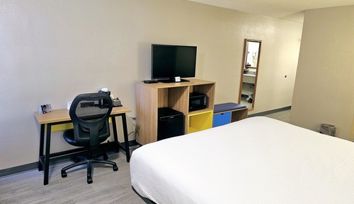 Room, 1 King Bed, Accessible, Non Smoking (Mobility, Bathtub w/Grab Bars)
