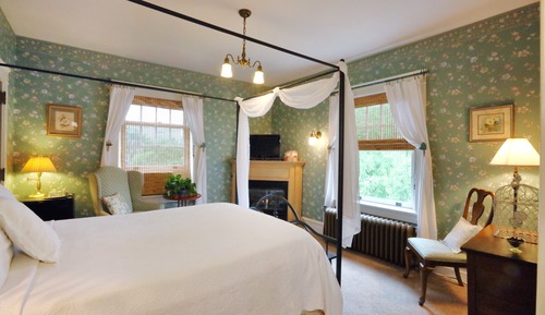 Deluxe Room, 1 Queen Bed, Jetted Tub, Garden View (Elizabeth Anne)
