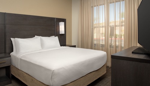 Suite, 2 Bedrooms (Mobility/Hearing Access, Roll-In Shwr)