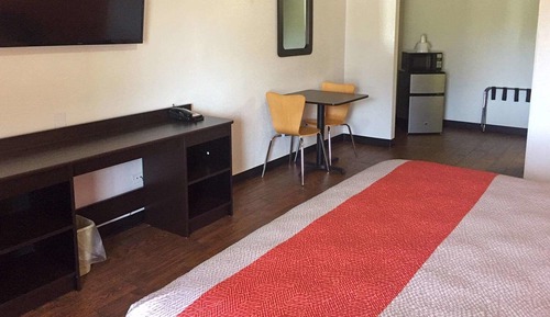 Deluxe Room, 1 King Bed, Non Smoking, Refrigerator & Microwave