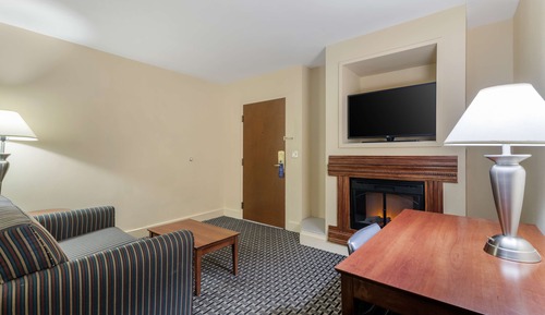 Suite, 1 Queen Bed, Non Smoking, Jetted Tub