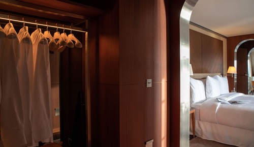 Suite, Lake View
