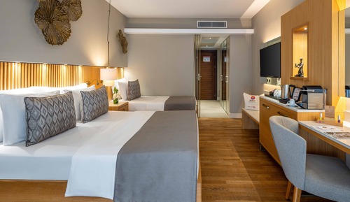 Deluxe Room Swim Up (2 Adult + 2 Children)